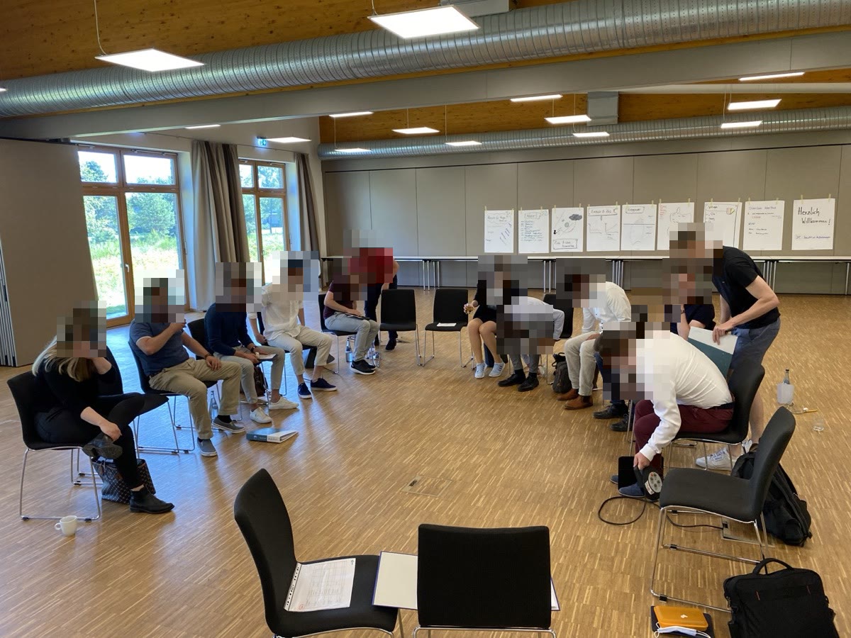 Führungsseminar im Stuhlkreis: Teilnehmende arbeiten in einer Übung