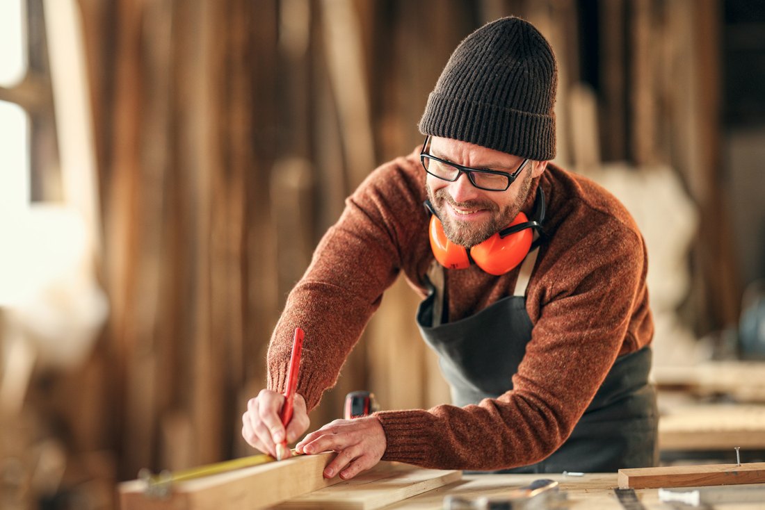 Handwerksunternehmer arbeitet gelöst und konzentriert am Werkstück